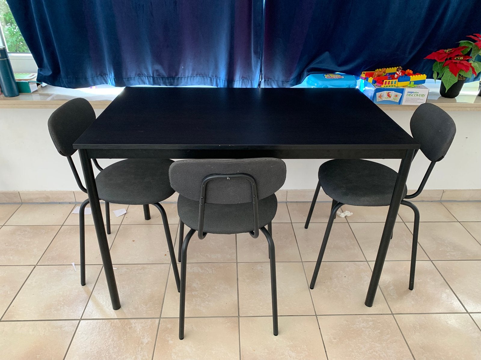 Table à manger IKEA + 4 chaises — excellent état, Enlèvement, Comme neuf, Table à dinner
