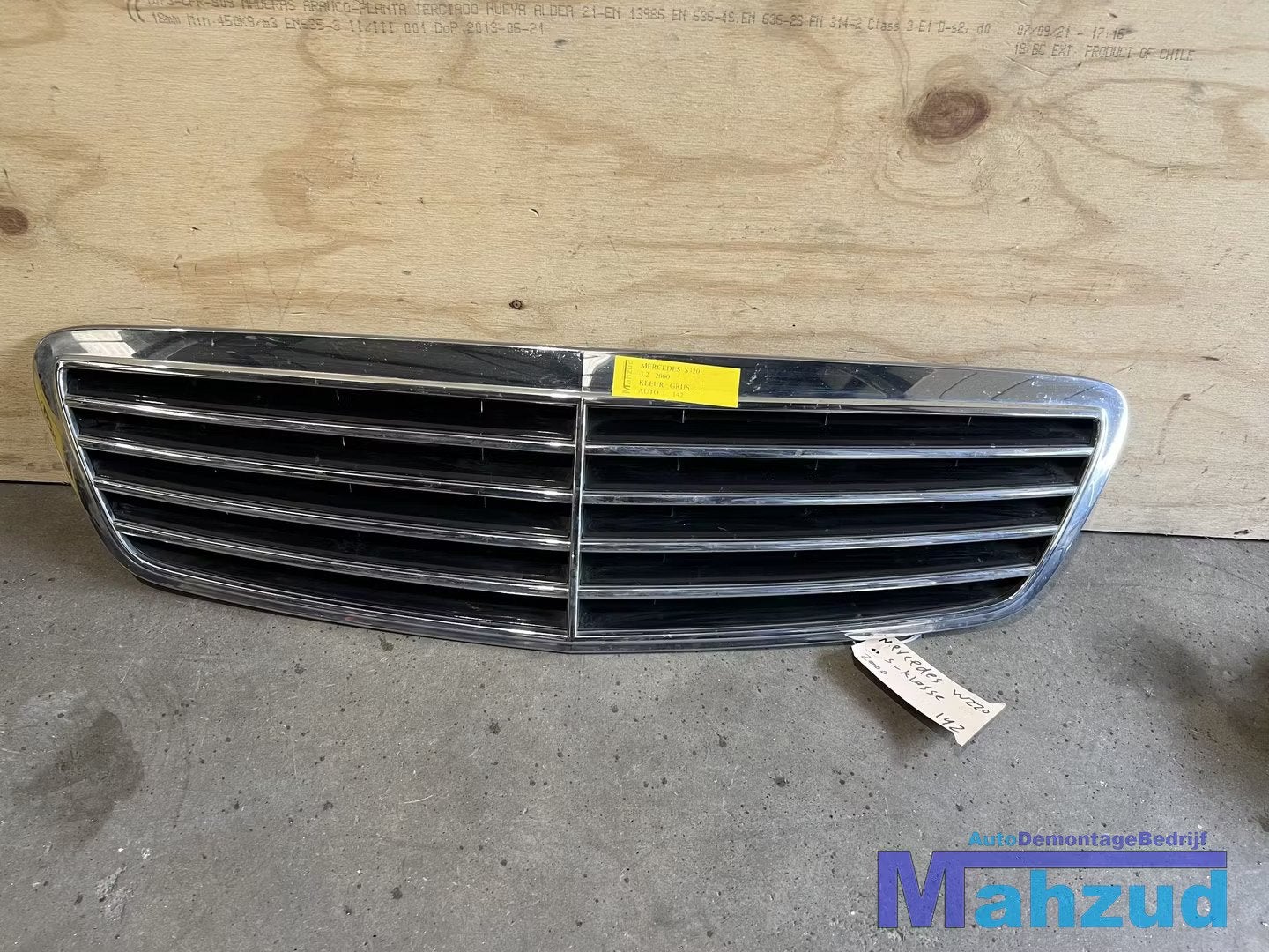 MERCEDES S KLASSE W220 Grille 1998-2005, Gebruikt, Mercedes-Benz AG, Mercedes-Benz, Mercedesstrasse 120
70372  Stuttgart, DE