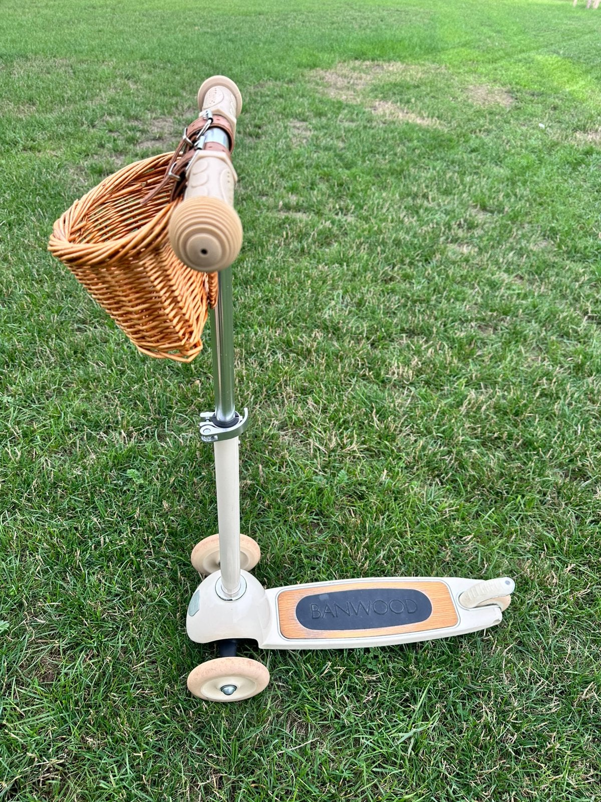Banwood Vintage Scooter – Cream met rieten mandje, Fietsen en Brommers, Ophalen, Gebruikt, Gewone step