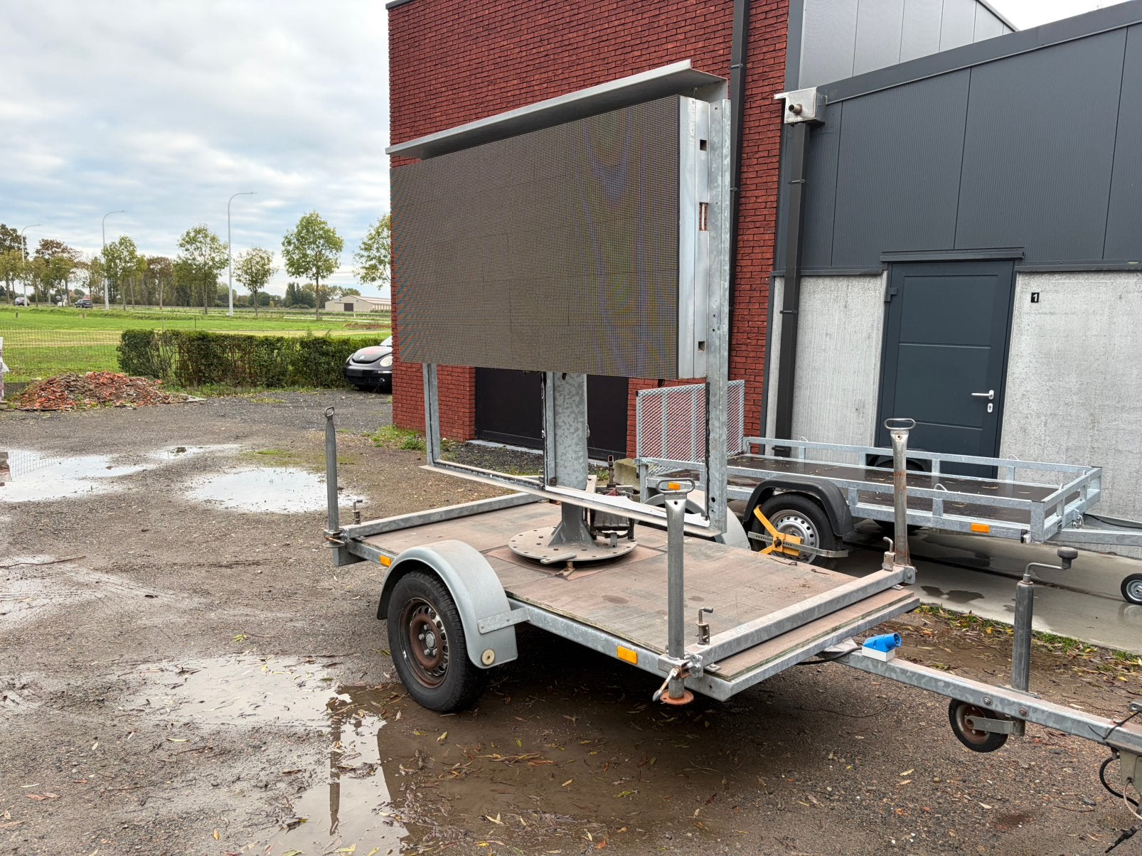 Ledscherm trailer met roterende  hydraulische mast, Enlèvement, Comme neuf