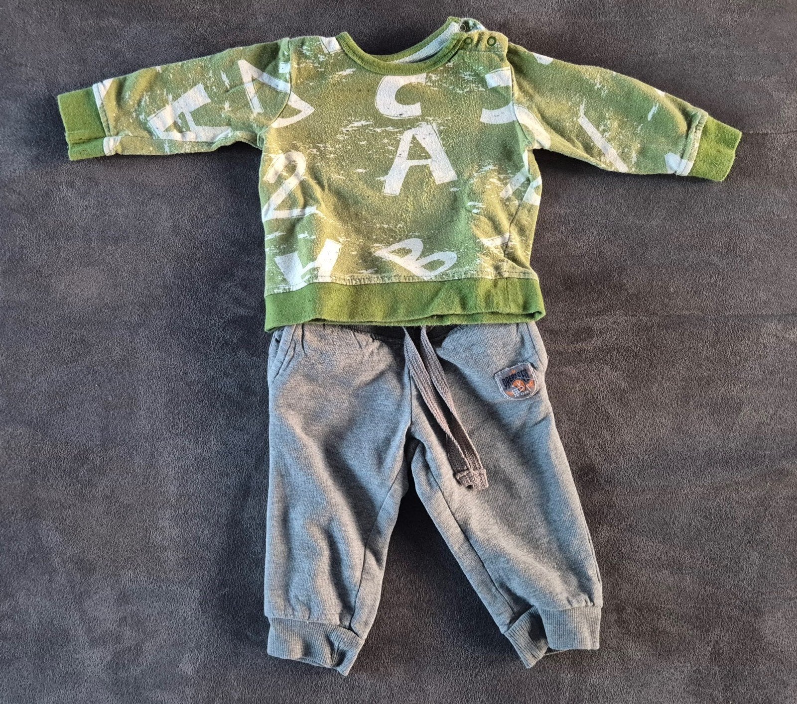 Comfi setje in groen en grijs met alfabet - Maat 80, Enfants & Bébés, Vêtements de bébé | Taille 80, Garçon, Enlèvement ou Envoi