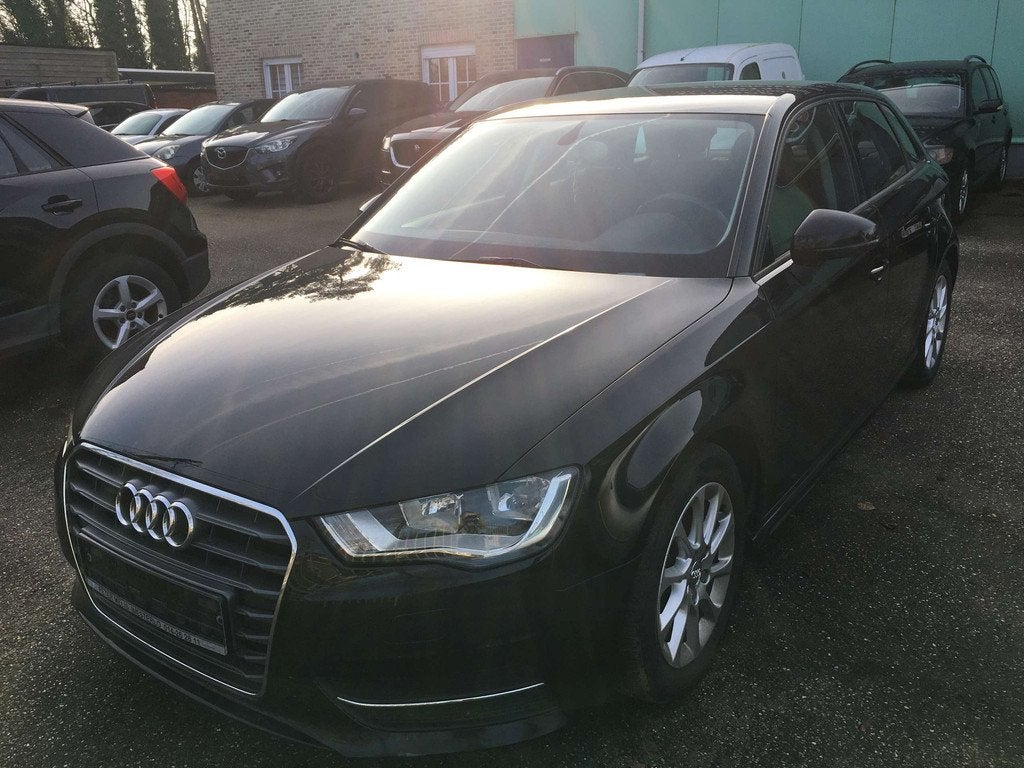Audi A3 A3 Sportback 1.6 TDi ultra Attraction diesel, Auto's, Audi, Euro 5, 1800 kg, Gebruikt, Zwart