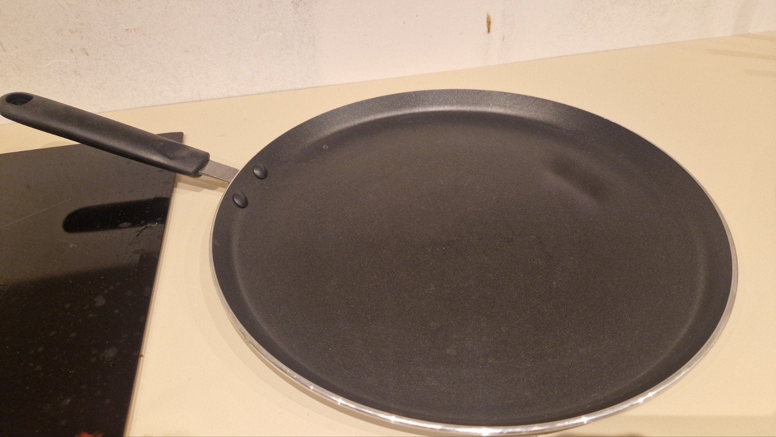 2 pannekoeken pannen 32cm diam, Huis en Inrichting, Keuken | Potten en Pannen, Ophalen, Gietijzer, Nieuw, Geschikt voor inductie