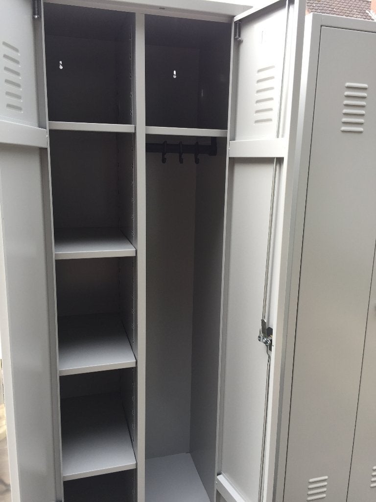 Metalen kasten / lockerkasten met schappen . Als nieuw, Huis en Inrichting, Ophalen, Zo goed als nieuw