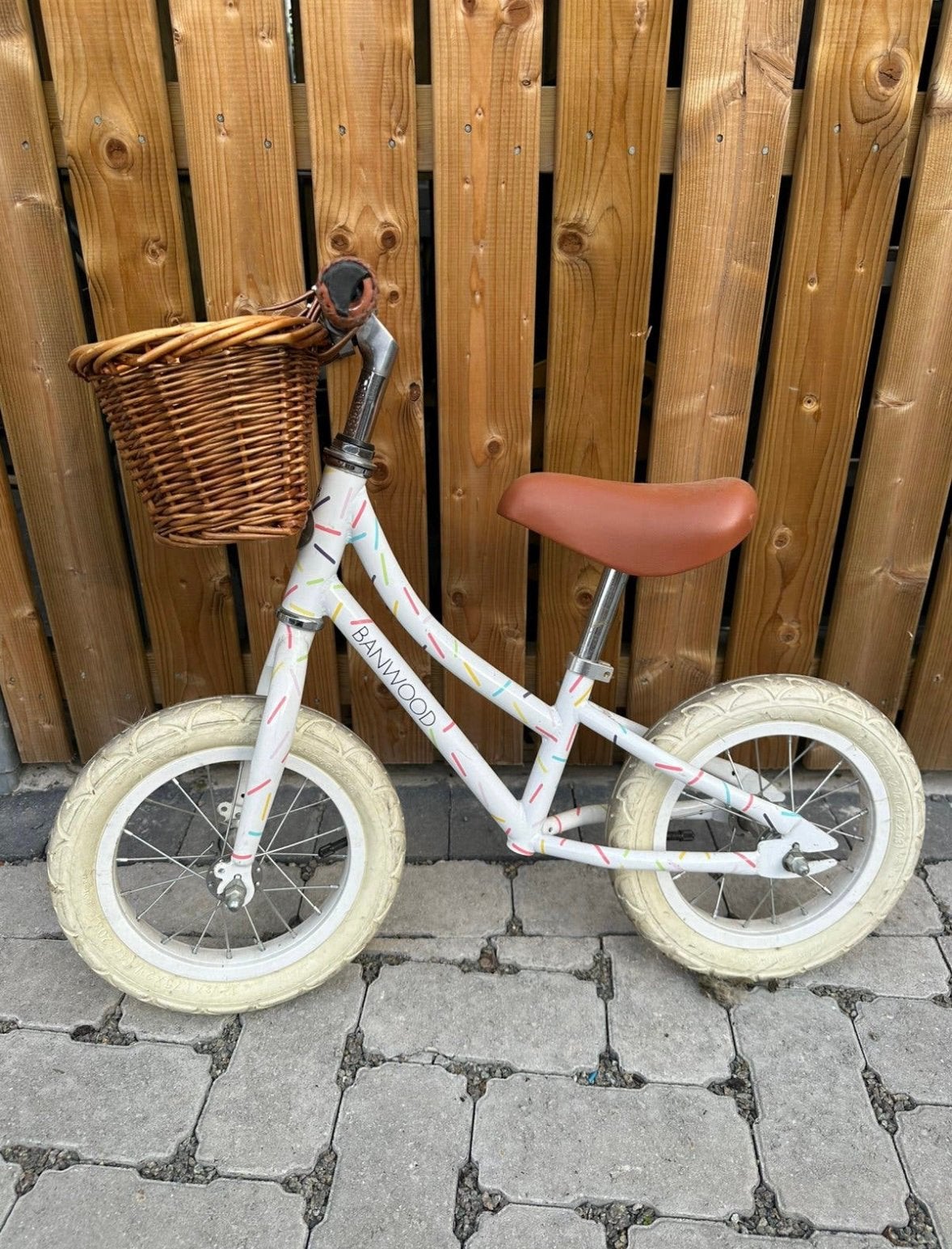 Draisienne First Go rétro Banwood White Confetti avec panier, Vélos & Vélomoteurs, Enlèvement, Comme neuf