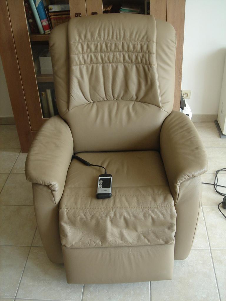 TWEE HUKLA LEDEREN ELEKTRISCHE STOELEN VAN TOPKWALITEIT, Huis en Inrichting, Fauteuils, Ophalen, Zo goed als nieuw, Leer