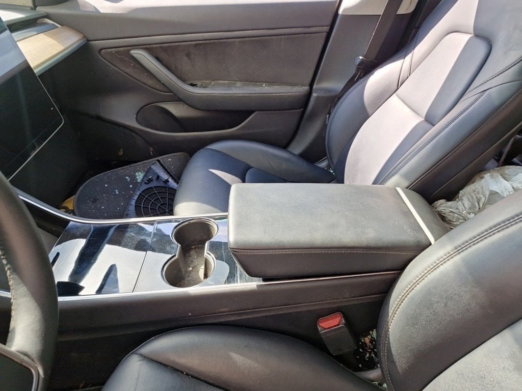 MIDDENCONSOLE Tesla Model 3 (01-2017/-), Auto-onderdelen, Germany_Sales@tesla.com, Gebruikt, Overige automerken, Ludwig-Prandtl-Straße 27 - 29
12526  Berlin, DE