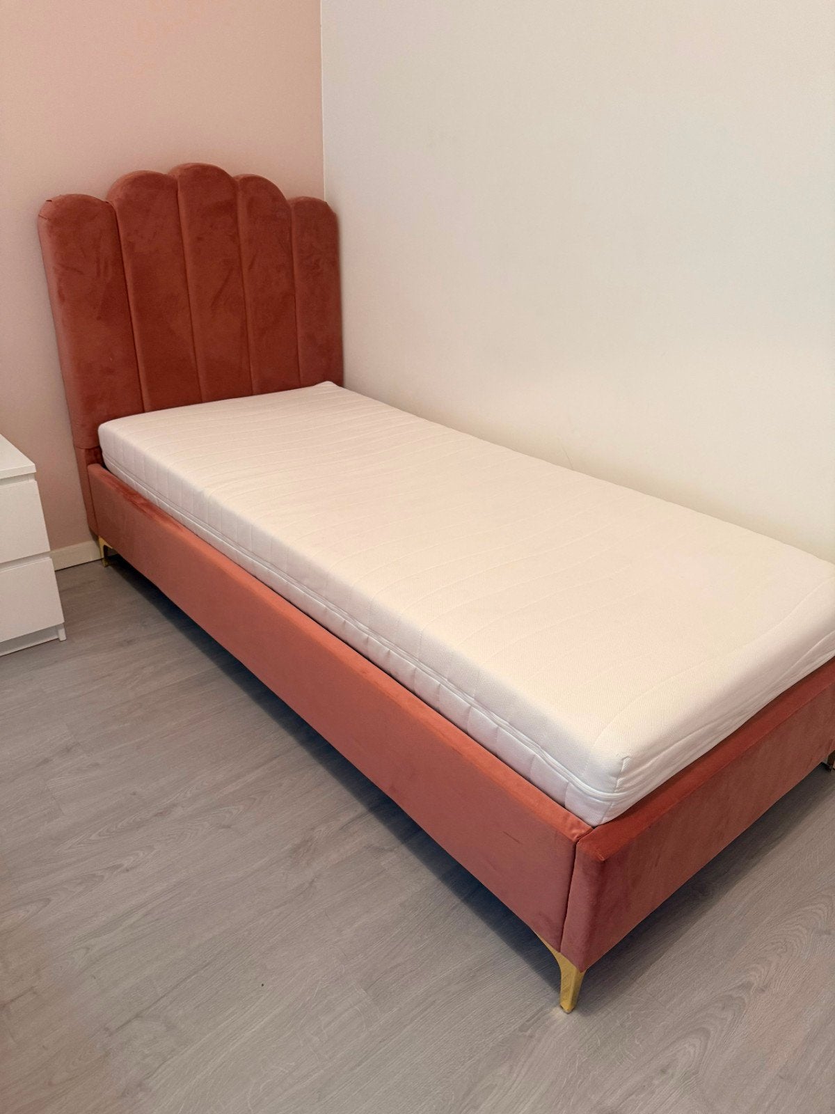 Bed, Enlèvement
