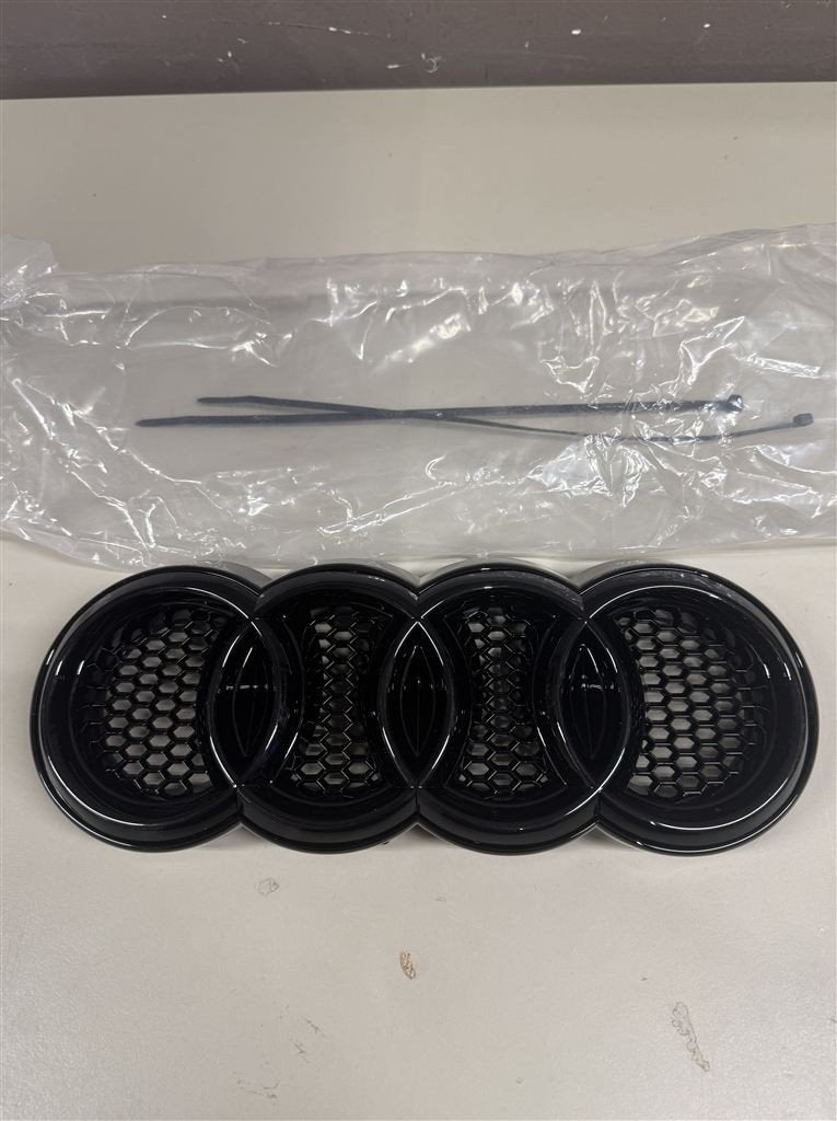 Audi badgehouder V2 Black Edition [voor Badgeless honingraat, Verzamelen, Automerken, Motoren en Formule 1, Ophalen of Verzenden