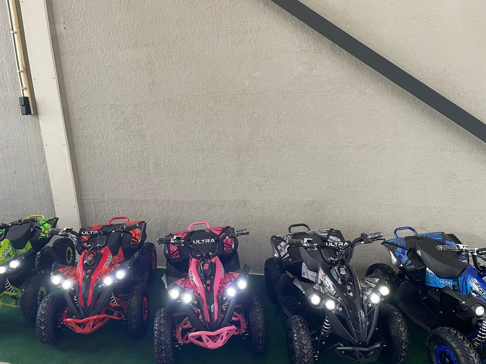 Nieuwe kinder quads,crossers,loopfietsjes met showroom, Kinderen en Baby's, Speelgoed | Buiten | Accuvoertuigen, Nieuw, Ophalen