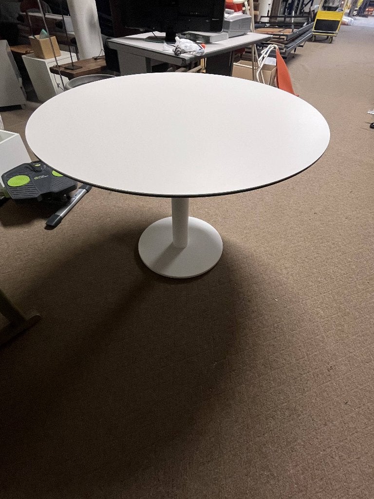 Ronde witte tafel met tulpvoet, Huis en Inrichting, Tafels | Sidetables, Zo goed als nieuw, 75 cm of meer, 100 tot 150 cm, Rond