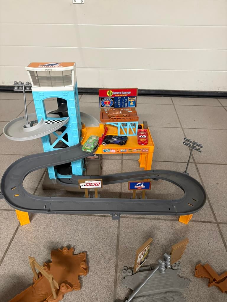 Speelgoed garage Cars, Enfants & Bébés, Jouets | Circuits, Enlèvement, Comme neuf