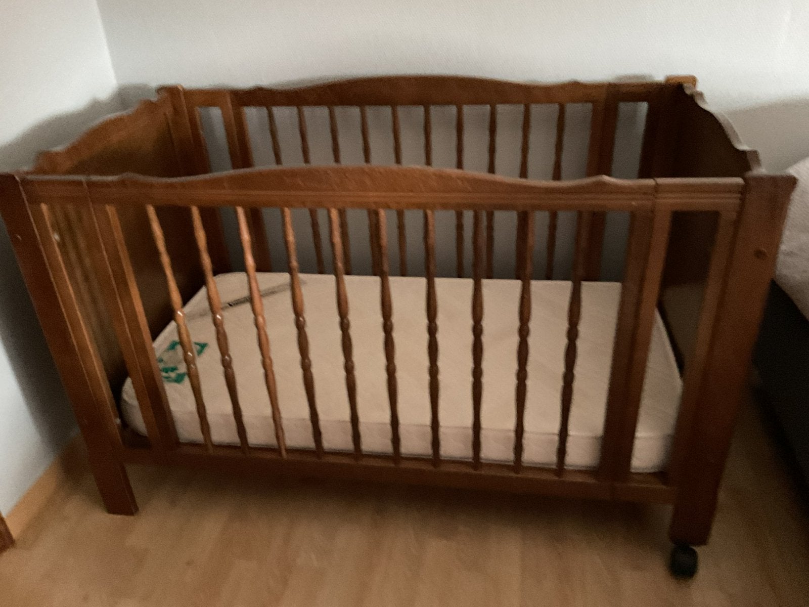Bruin houten babybedje met matras, Ophalen, Gebruikt, Ledikant