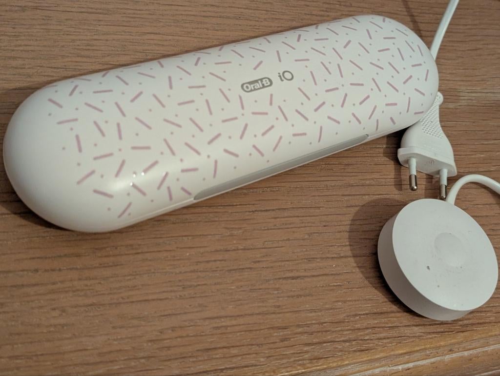 Gratuits: Chargeur et étui pour brosse à dents OralB io 7, Enlèvement, Comme neuf, Hygiène bucco-dentaire