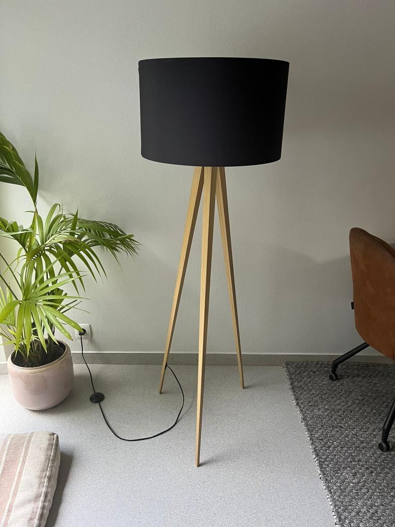 Moderne staande lamp met houten tripod – zwart/naturel, Ophalen, 100 tot 150 cm, Zo goed als nieuw, Modern / Scandinavisch