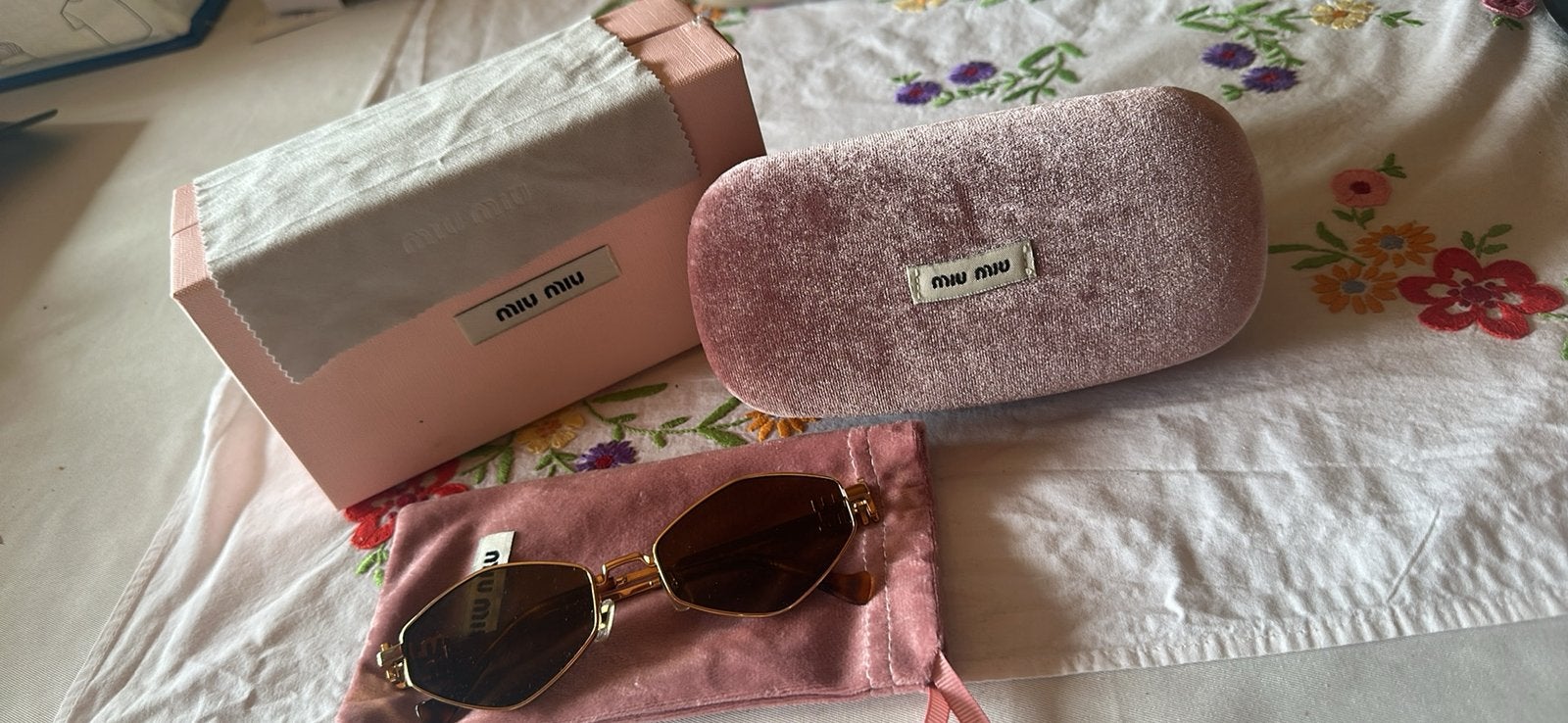 Originele Miu Miu zonnebril, Complete set, Zeer mooie staat, Handtassen en Accessoires, Zonnebrillen en Brillen | Dames, Zonnebril