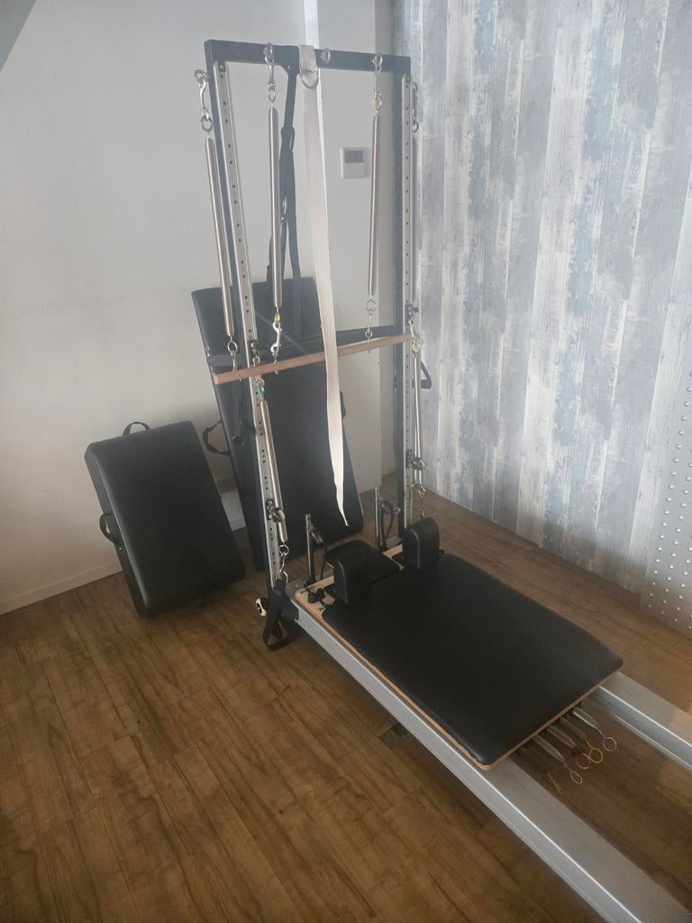 Un réformateur de Pilates avec tour utilise la qualité d'un, Enlèvement