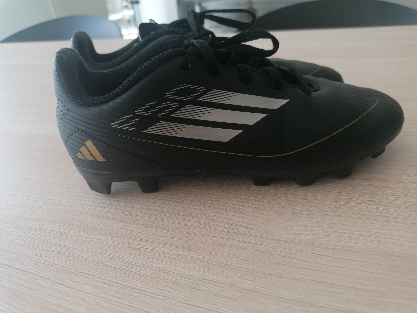 Voetbalschoenen Adidas perfecte staat maat 34, Sport en Fitness, Voetbal, Ophalen of Verzenden, Zo goed als nieuw, Schoenen
