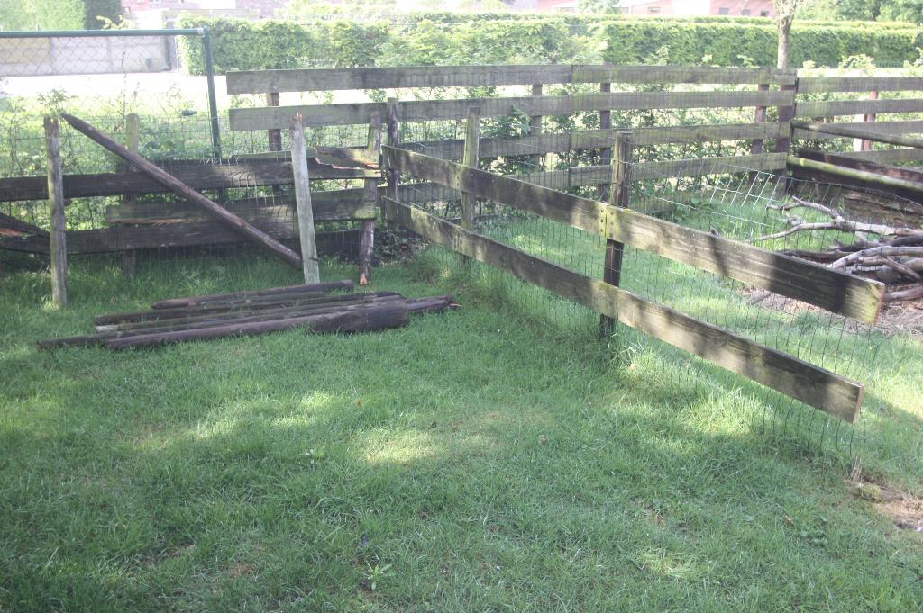 Gratis Palen En Planken Met Draad / Treinbilzen, Tuin en Terras, Ophalen, Gebruikt, Palen