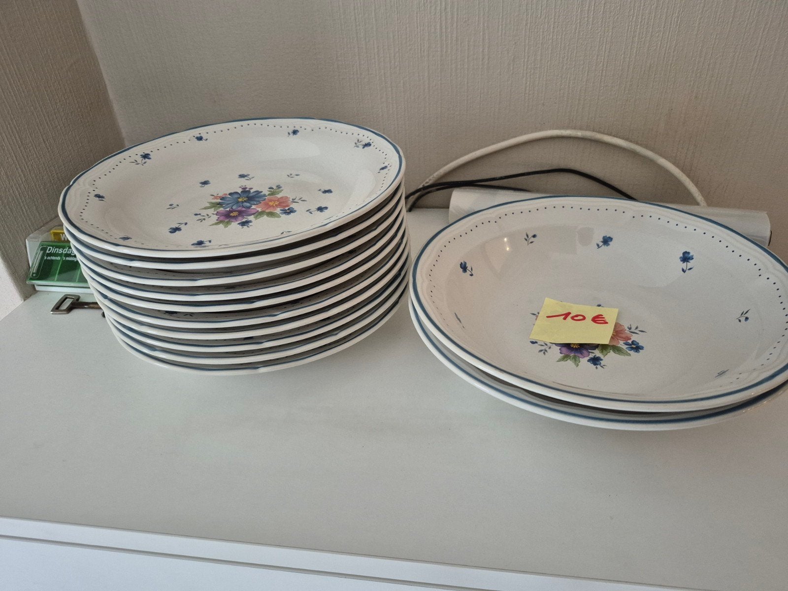 Assiettes à fleurs bleues, Enlèvement