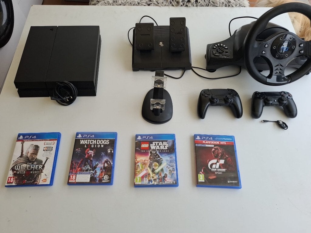 PlayStation 4 1TB + Racestuur + 2 Controllers + 4 Games, Enlèvement, Utilisé, 1 TB, Avec 2 manettes