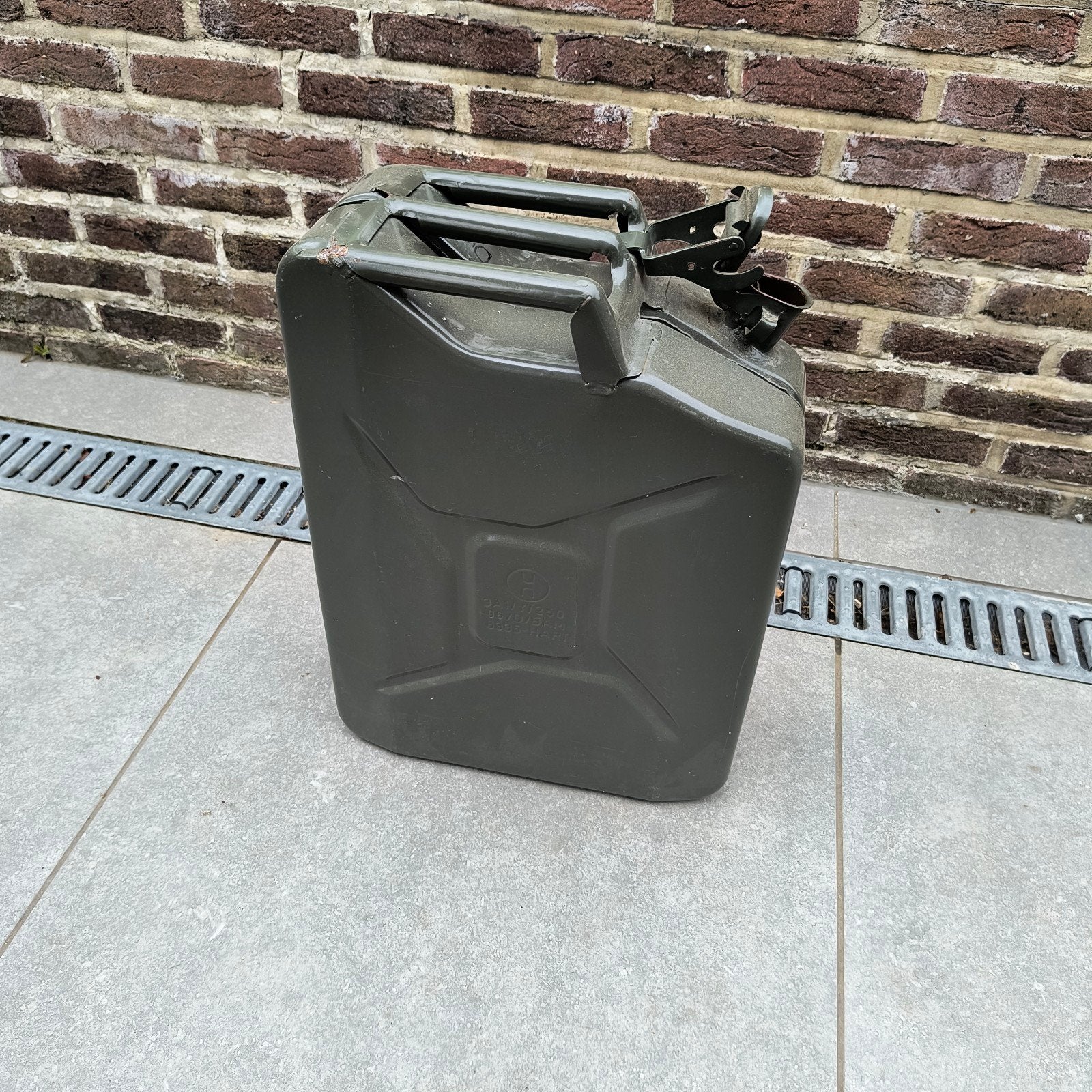 metalen groene Jerrycan, leger Jerrycan, Ophalen