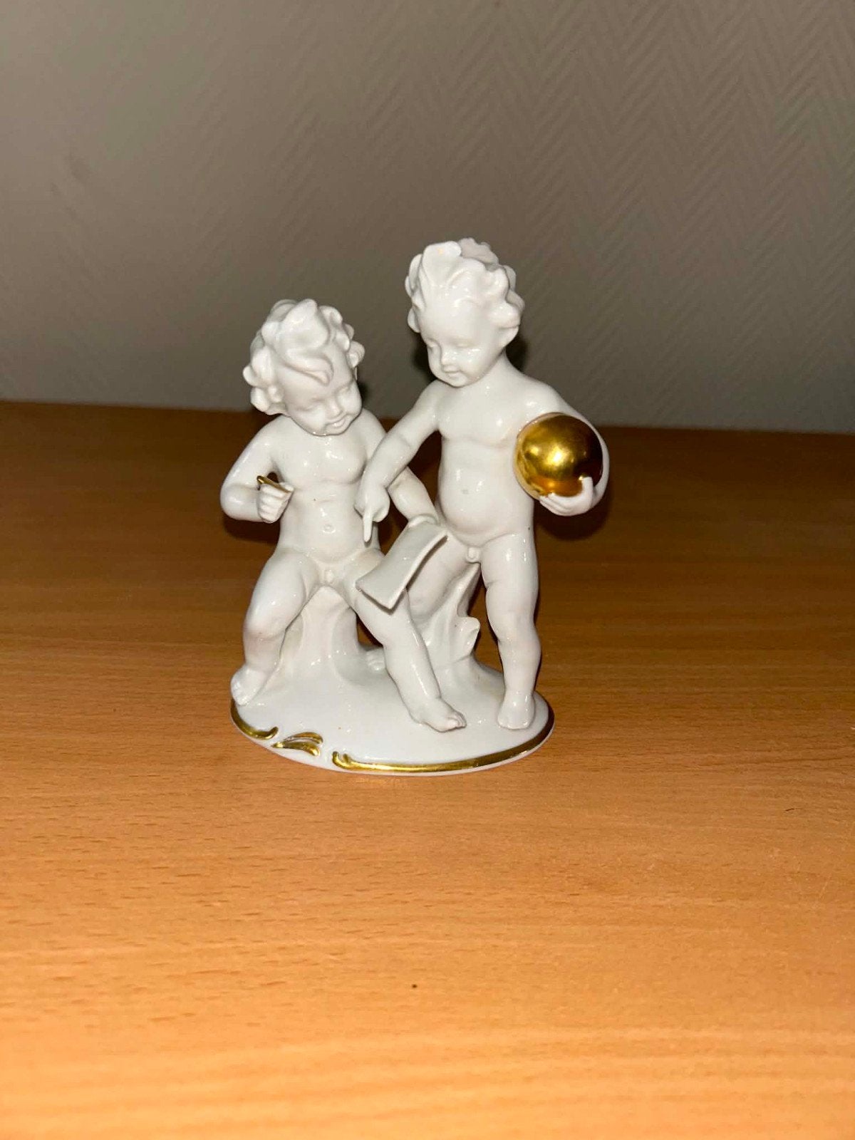 „Twee Putti met boek en gouden bol” van Carl Scheidig, Antiek en Kunst, Ophalen of Verzenden