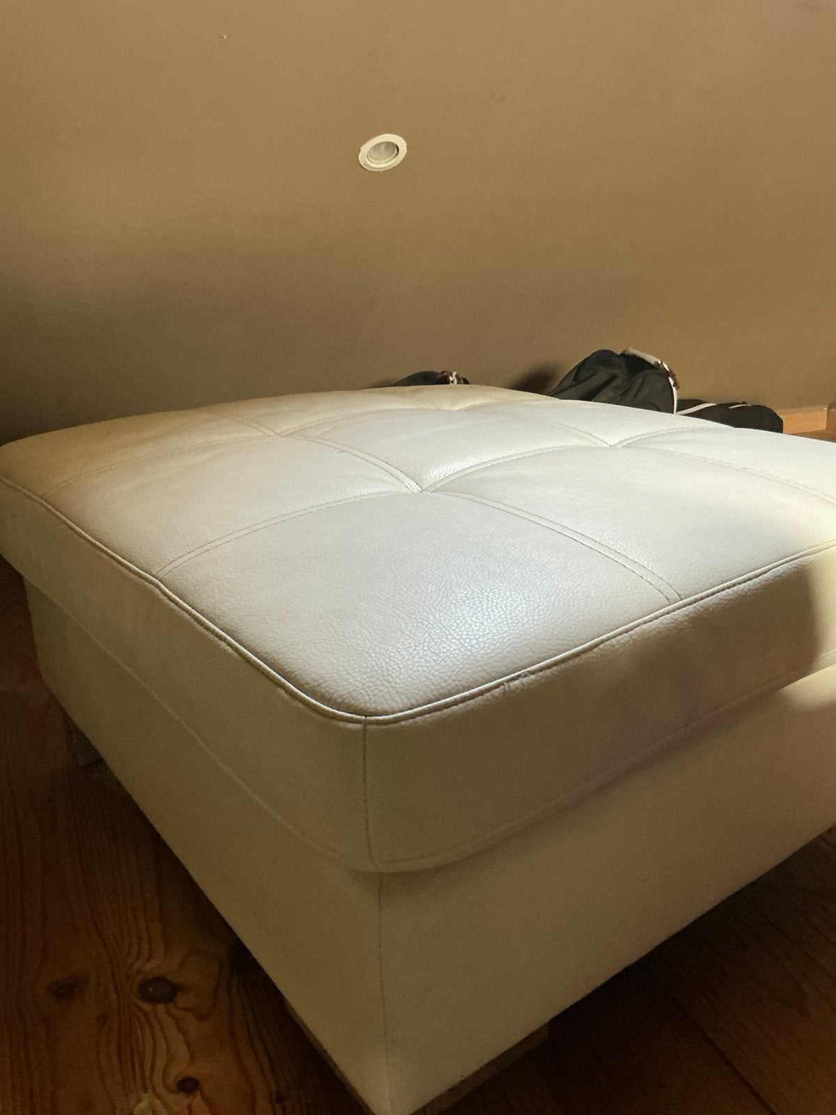 Pouf repose pieds en cuir blanc, Carré, Enlèvement, Utilisé, 50 à 75 cm