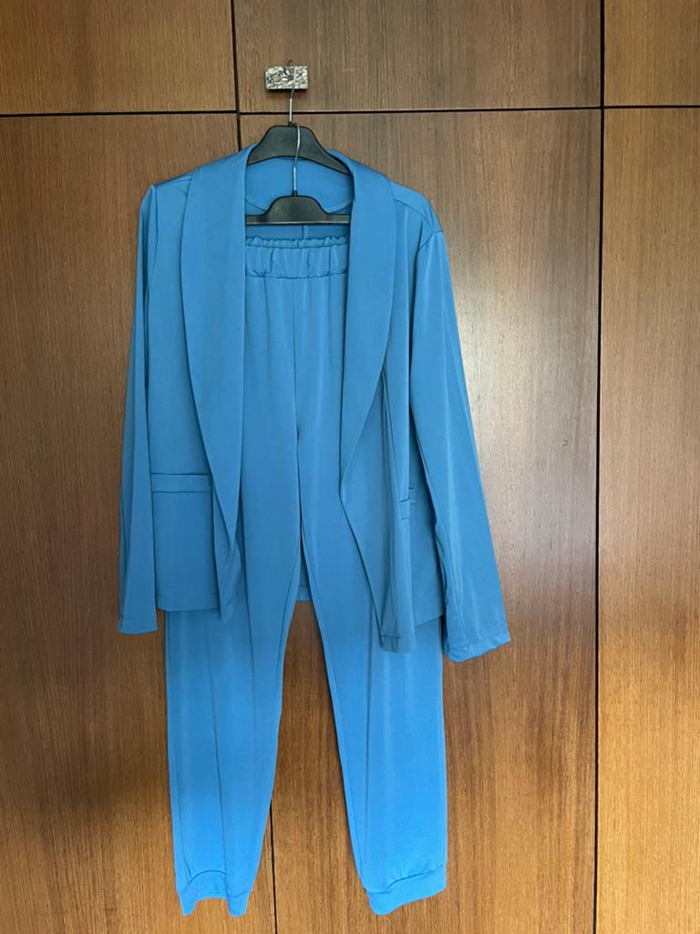Blauw damespak maat 40 in een luchtig stofje, Kleding | Dames, Overige Dameskleding, Ophalen, Zo goed als nieuw