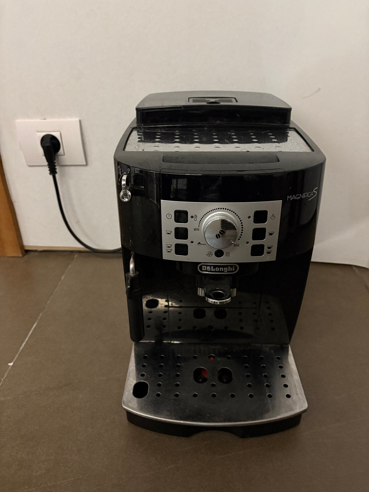 Buitenkans! Delonghi magnifica S +zakje premium koffiebonen, Gemalen koffie, Zo goed als nieuw, Ophalen, Stoompijpje