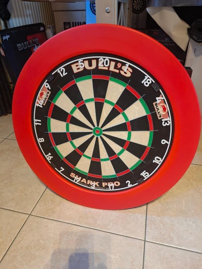 Bull's competitiebord met surround., Sport en Fitness, Darts, Ophalen, Nieuw, Dartbord