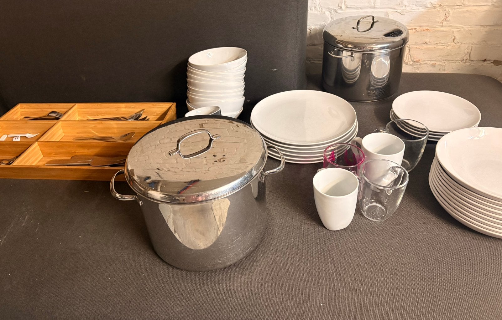 Keuken: 2 potten, diepe en platte borden, kommetjes, mokken, Huis en Inrichting, Ophalen of Verzenden, Zo goed als nieuw