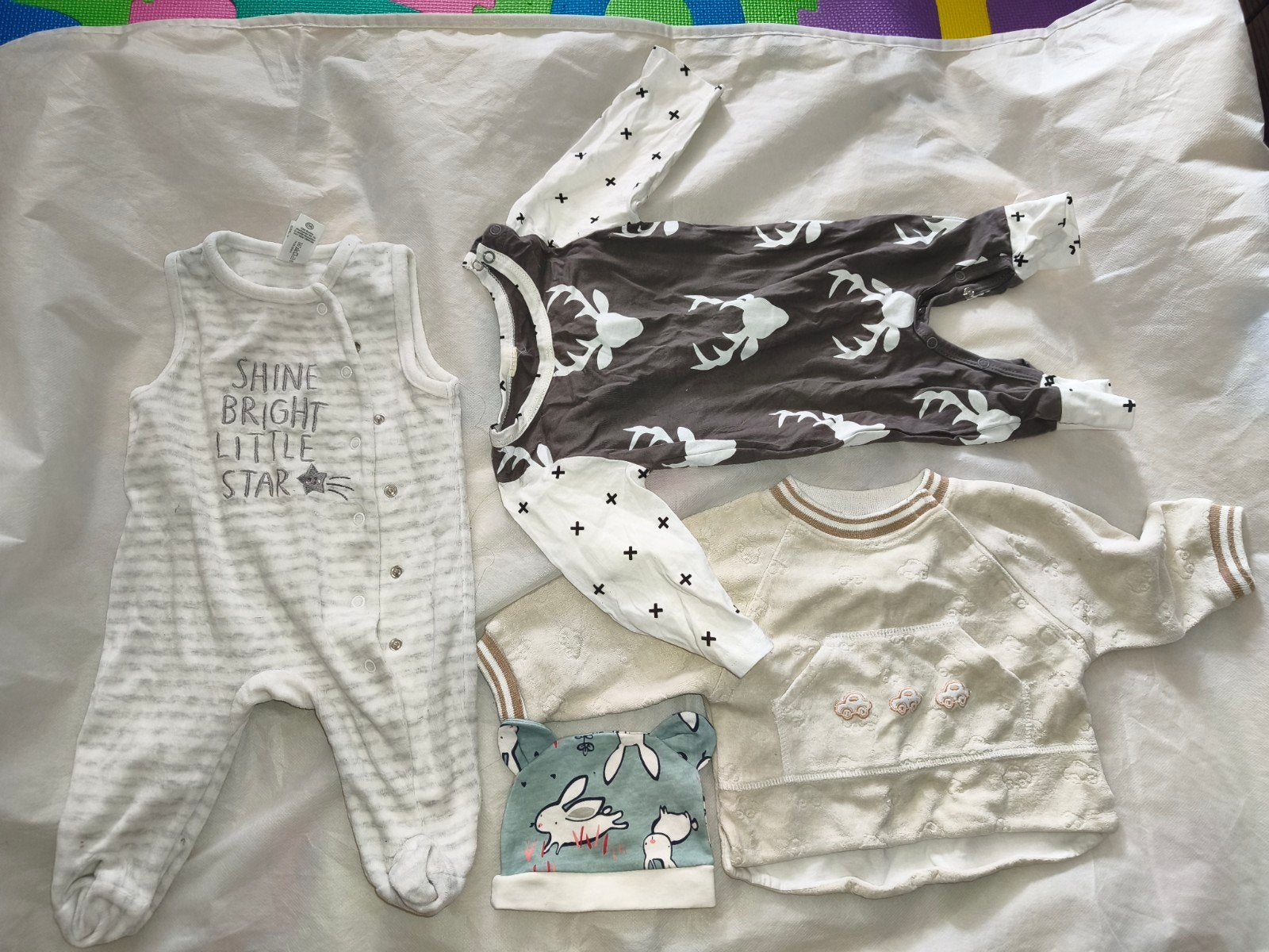 Ensemble de vêtements pour bébé : combishorts, pull et bonne, Enlèvement