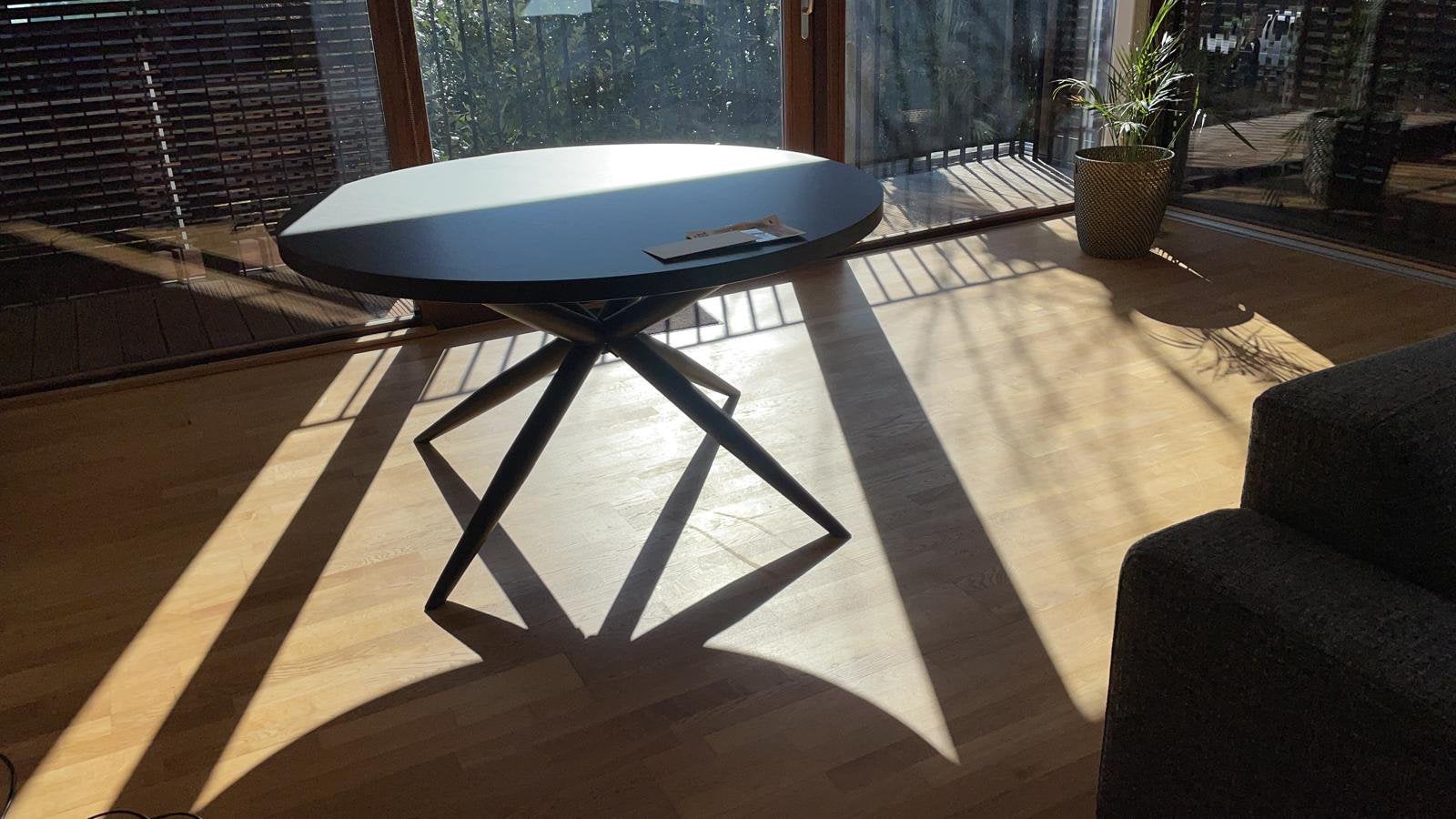 Zwarte houten ronde tafel 140 cm, Huis en Inrichting, Tafels | Statafels, Ophalen, Gebruikt