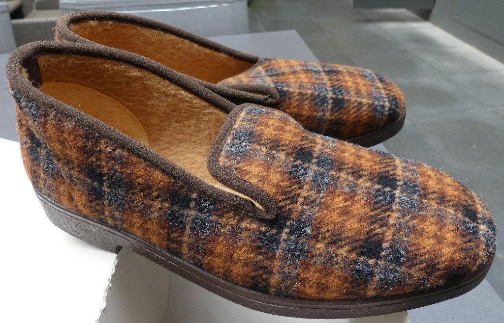 nouvelles chaussons fermés pour hommes d'hiver taille 44, Vêtements | Hommes, Neuf, Enlèvement ou Envoi, Brun, Pantoufles