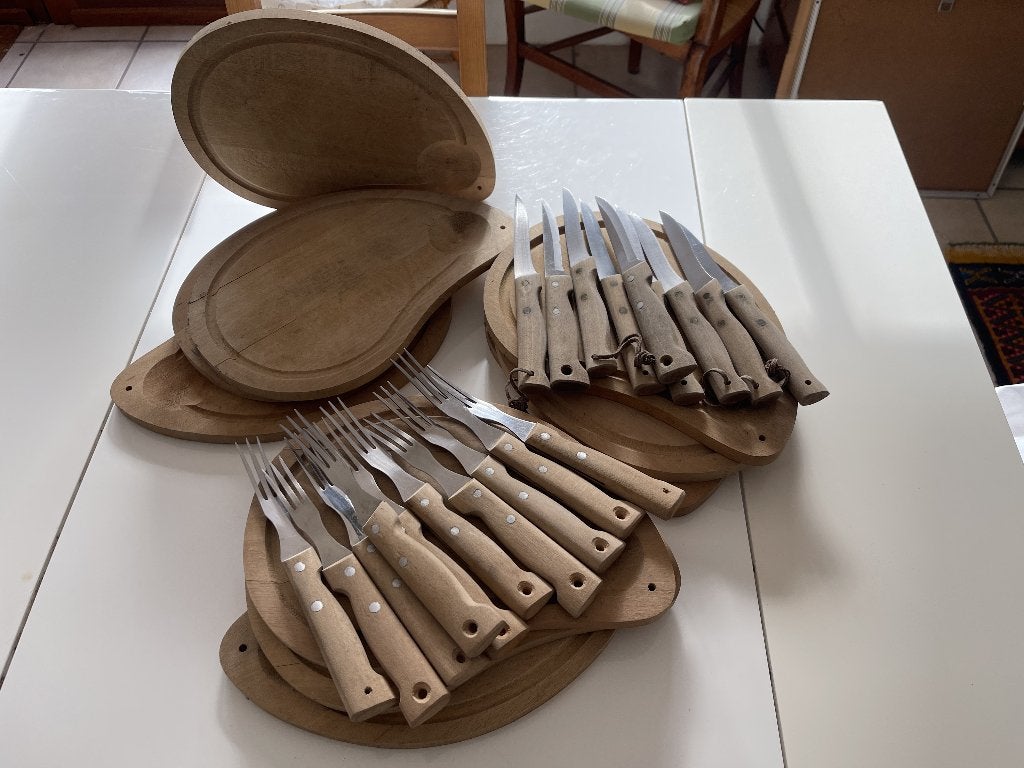 Set de 10 plats avec couverts, Maison & Meubles, Service complet, Enlèvement ou Envoi, Comme neuf, Campagne/Folklorique