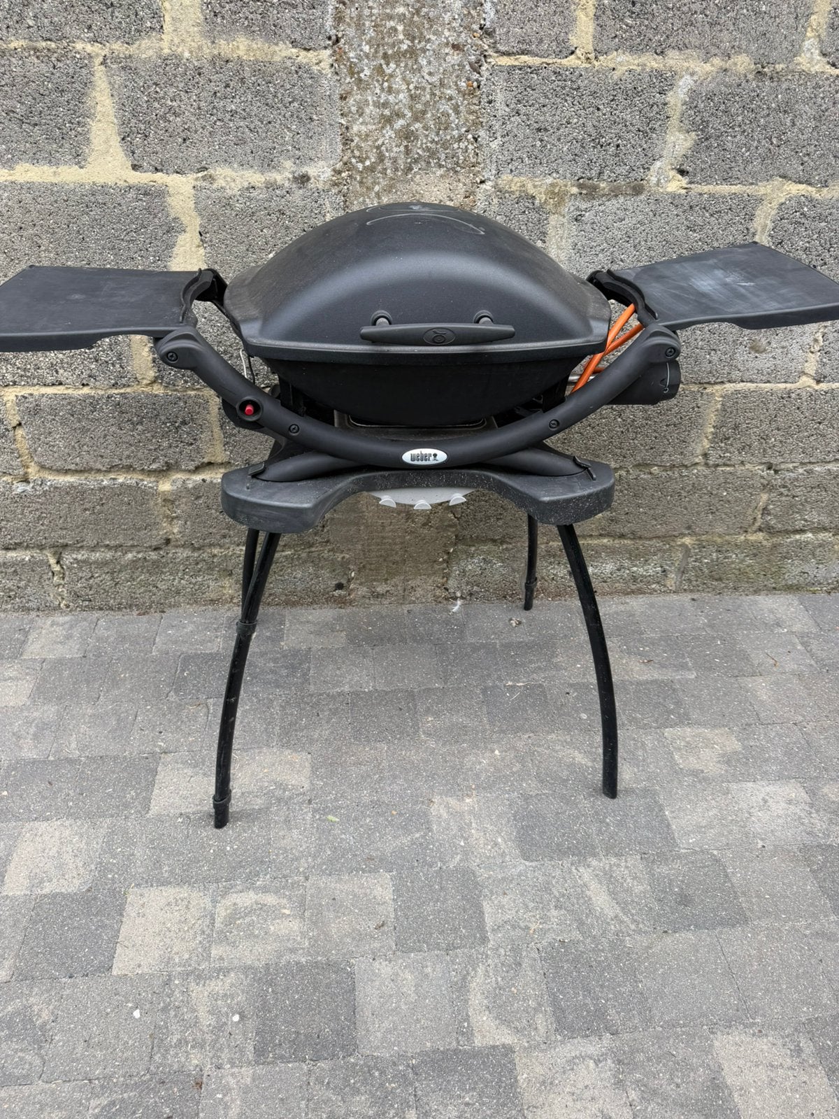 Weber gasbbq q2000 + onderstel eb extra bakplaat, Ophalen, Gebruikt