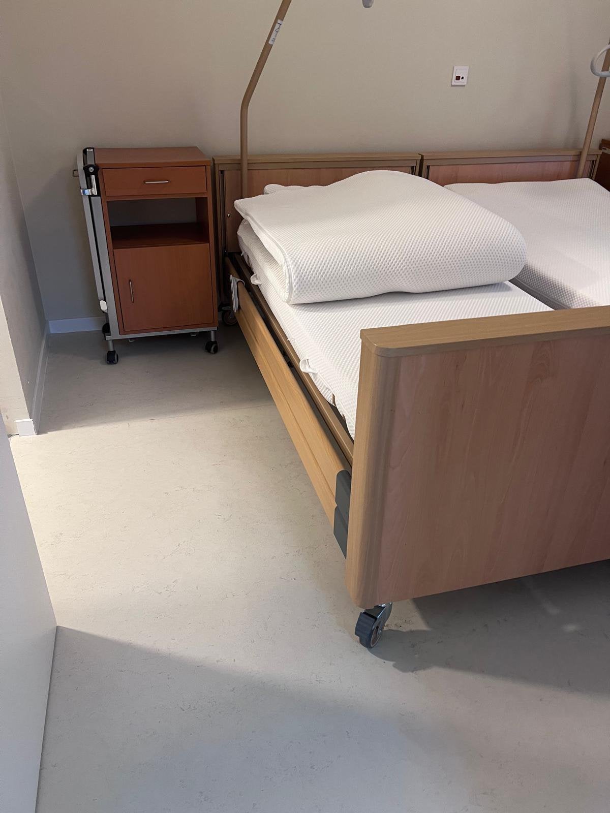 Zorgbed / ziekenhuisbed 2 stuks, Ophalen, Zo goed als nieuw