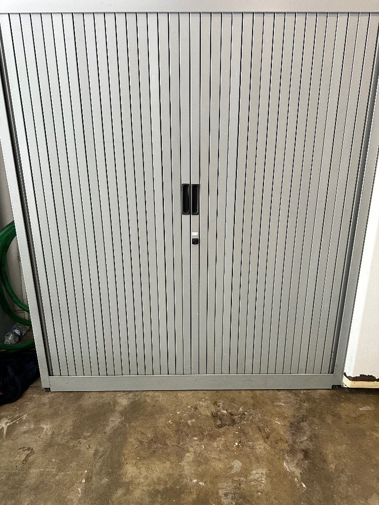 IJzeren roldeurkast 2 stuks, Ophalen, Gebruikt, 100 tot 150 cm, 100 tot 150 cm