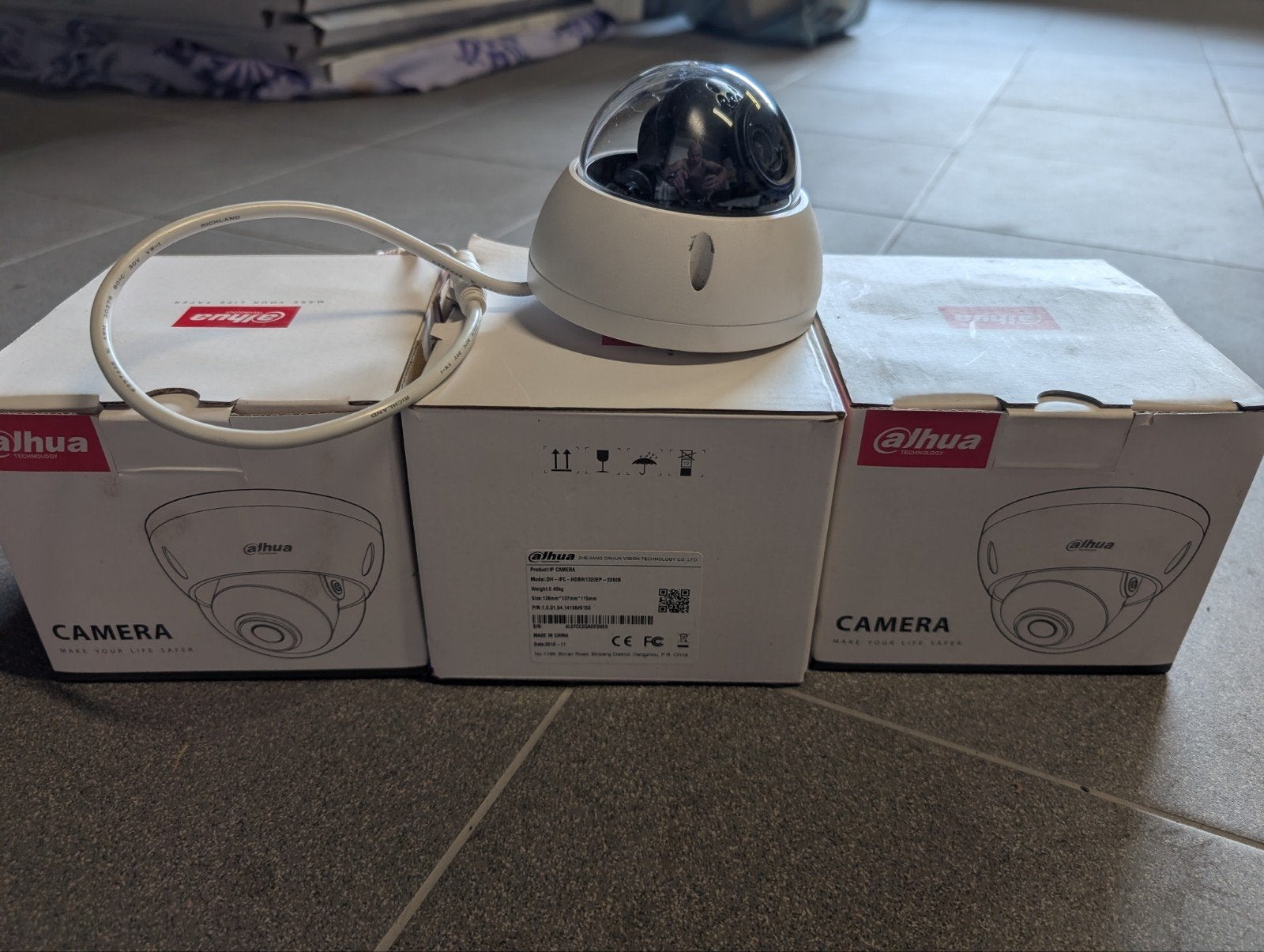 Système de caméra IP Dahua — 3 caméras PoE 3MP + NVR4104-P-4, Enlèvement, Comme neuf