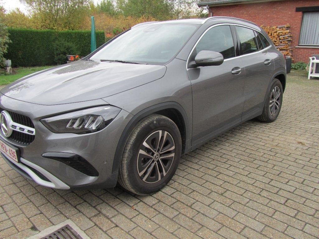 Mercedes Benz GLA 180 benzine (EU6.e-bi), Autos, Argent ou Gris, Achat, Attache-remorque, Noir