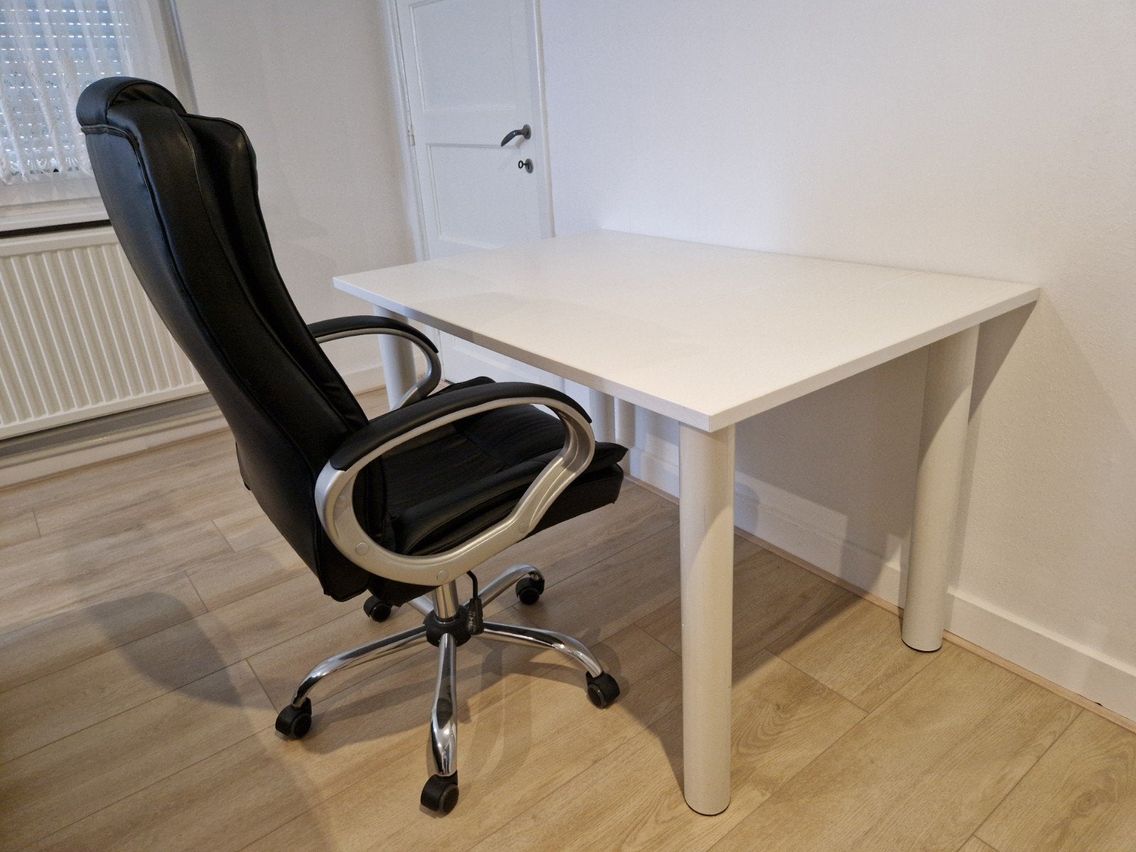 Wit bureau met zwarte bureaustoel, Huis en Inrichting, Bureaus, Ophalen, Wit