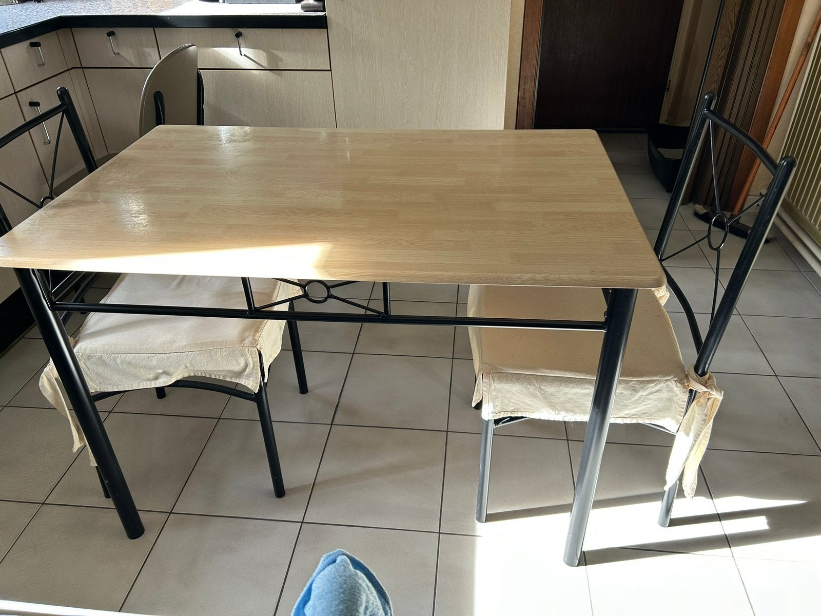 Mooie tafel met 4 identieke stoelen, Huis en Inrichting, Ophalen, Zo goed als nieuw