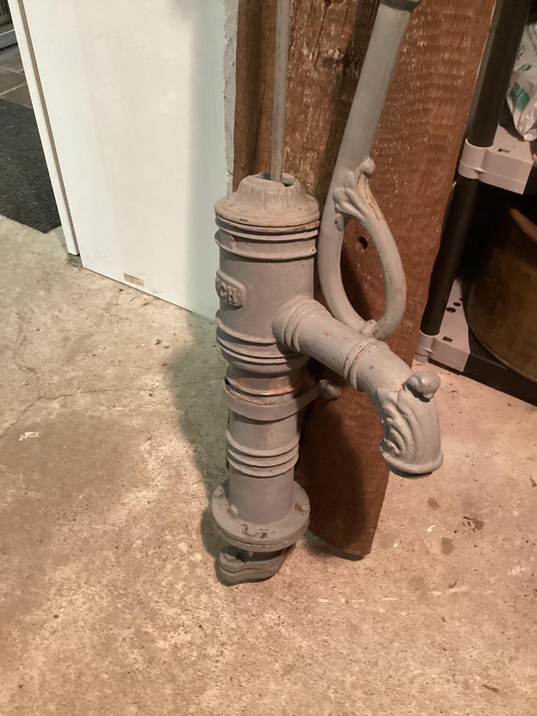 Pompe en fonte sur socle en chene, Enlèvement, Manuelle