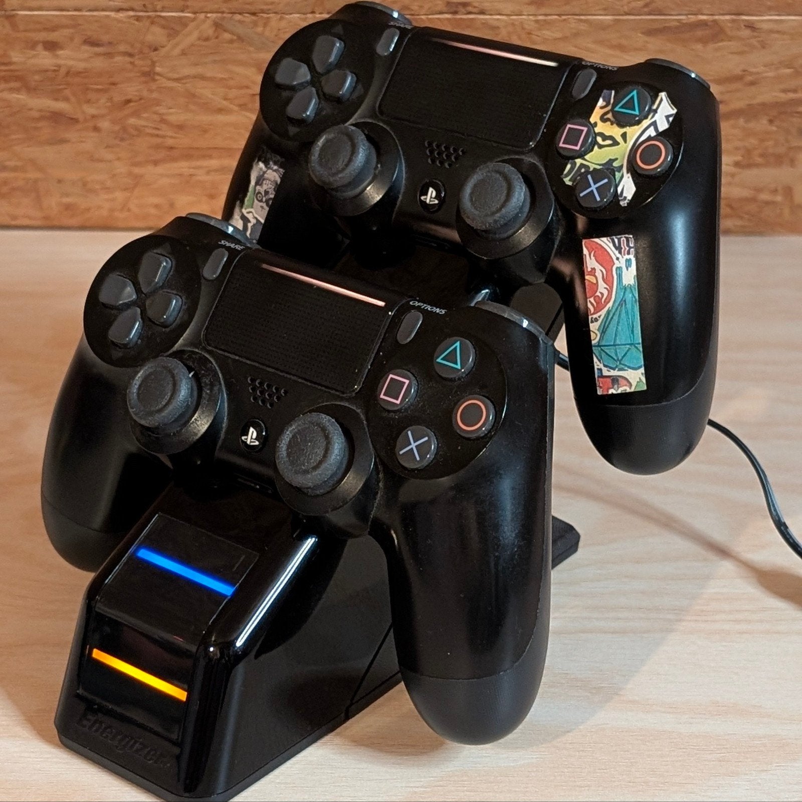 2 manettes Playstation + station de chargement, Sans fil, Enlèvement ou Envoi, Reconditionné, PlayStation 4