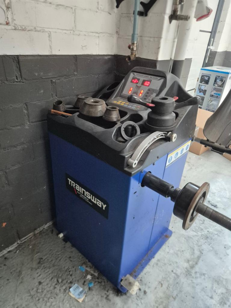 Machine d'équilibrage de pneus Trainsway ZH825B, Autos : Divers, Outils de voiture, Enlèvement