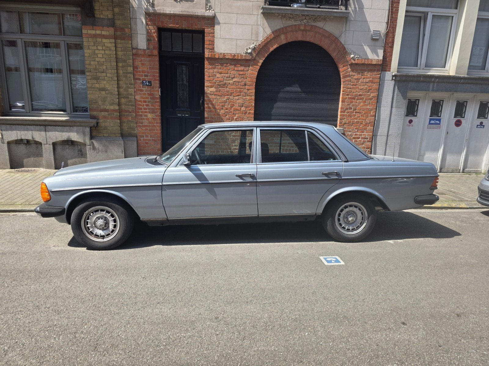 Mercedes w123 230E uit het jaar 1983, 4 deurs, Achterwielaandrijving, Leder, Particulier