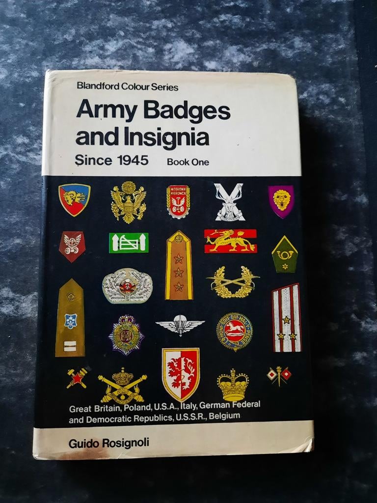 Insignes en insignes van het leger sinds 1945, Boeken, Ophalen of Verzenden