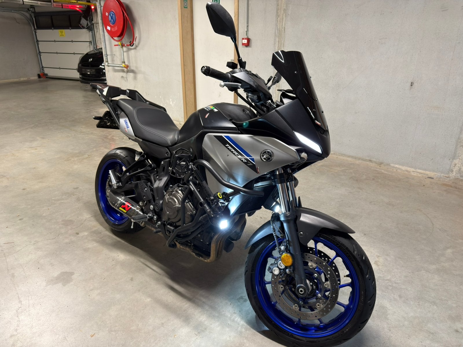 YAMAHA TRACER 7 (2024) AKRAPOVIĆ/VOLLEDIGE OPTIES, Motoren, Ophalen