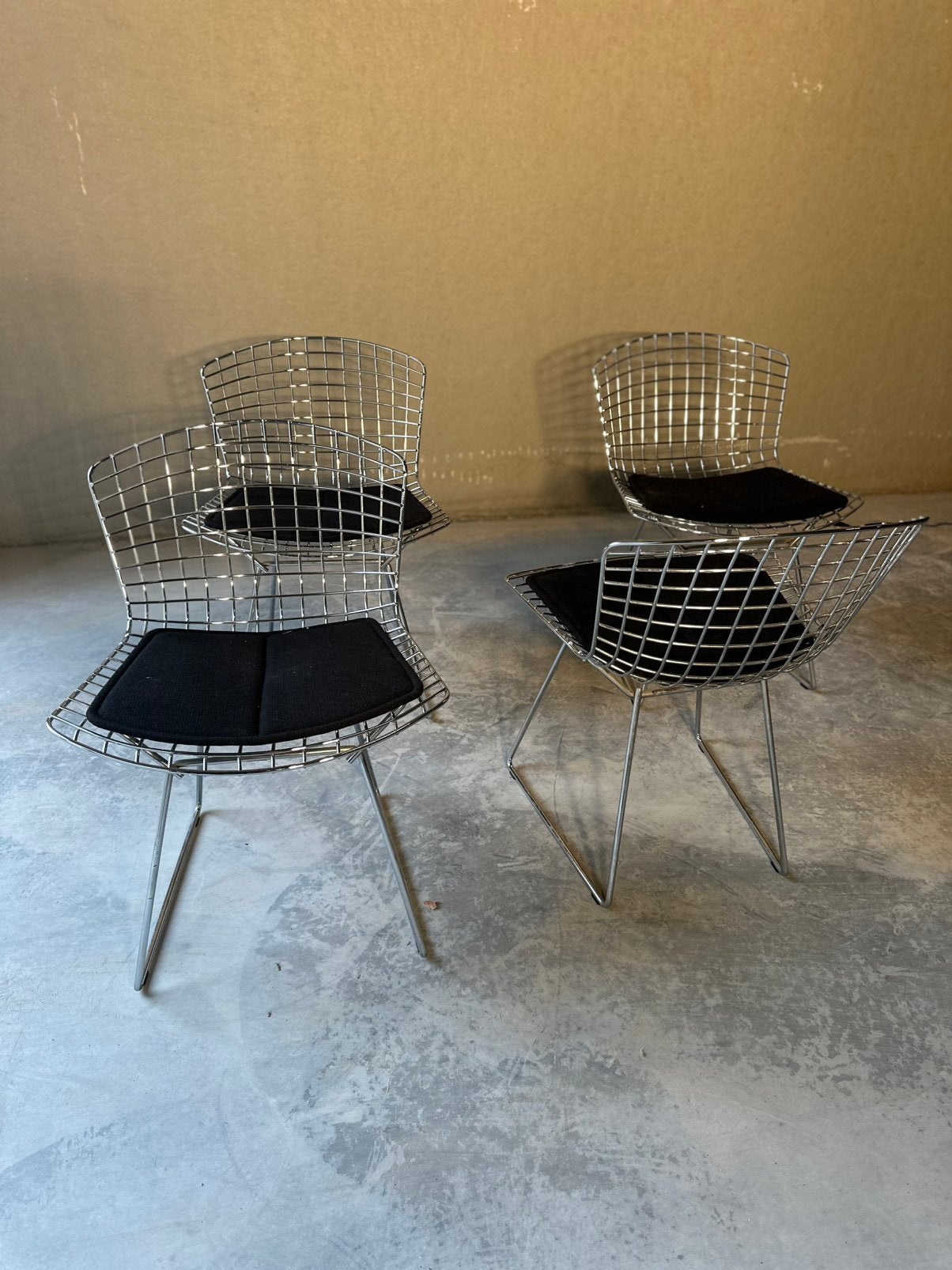 4 chaises Bertoia (knoll), Maison & Meubles, Enlèvement, Comme neuf, Noir, Une